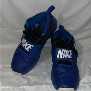 Boys Nike team hustle basketball shoes